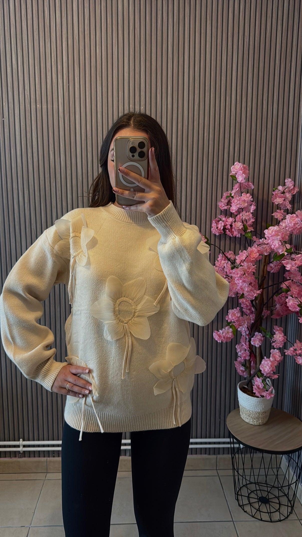 Pull à fleur beige