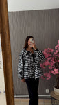 Veste à carreaux noir et blanche