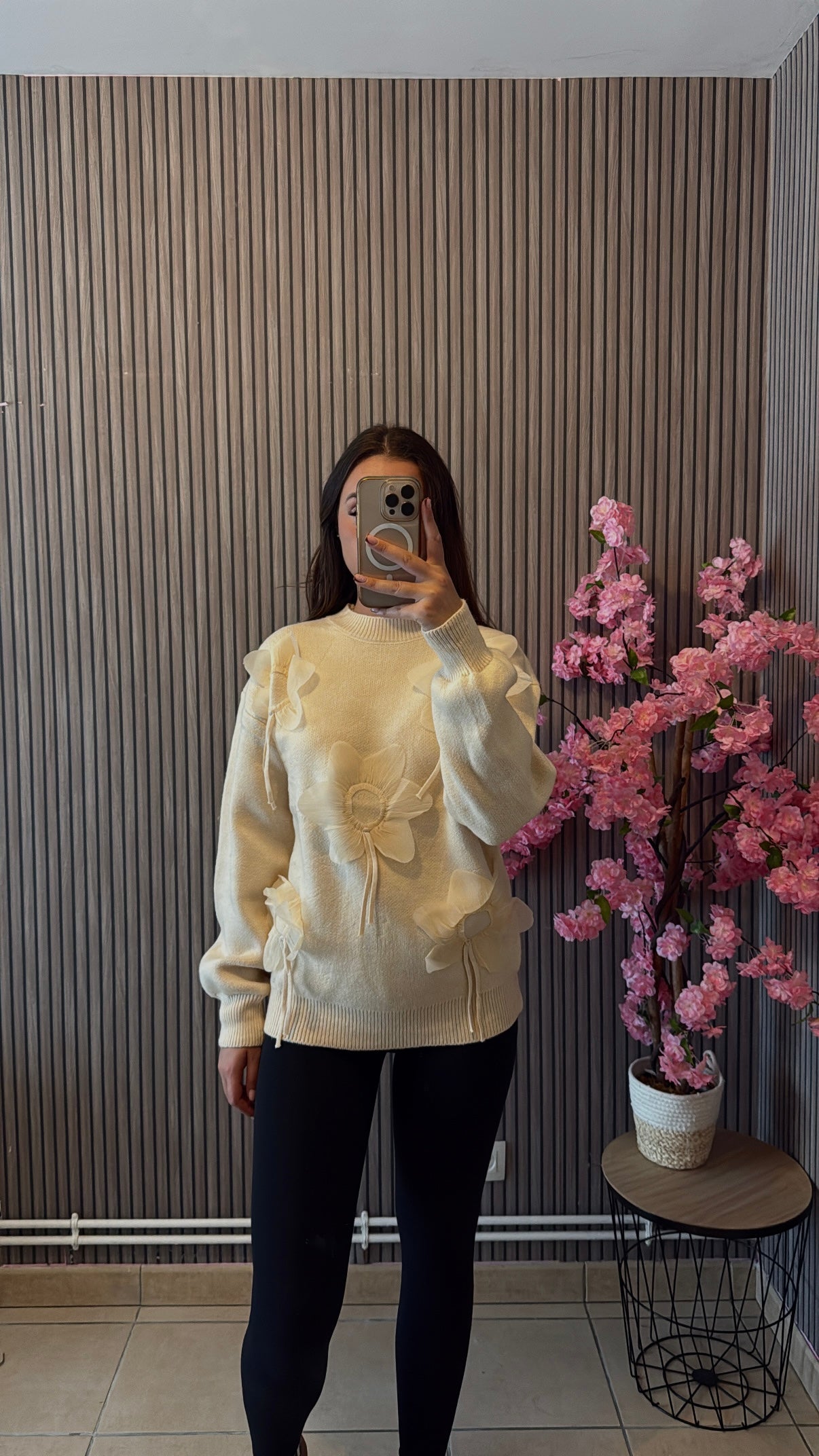 Pull à fleur beige
