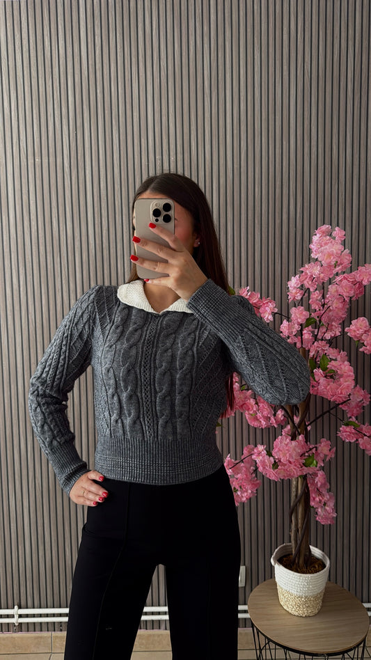 Pull gris à col blanc