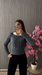 Pull gris à col blanc
