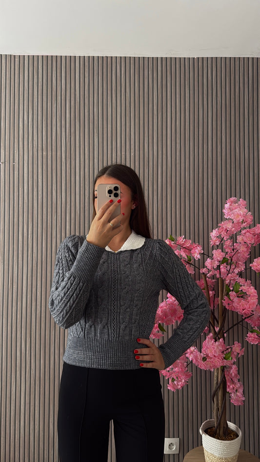 Pull gris à col blanc