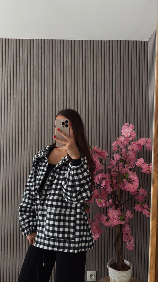Veste à carreaux noir et blanche